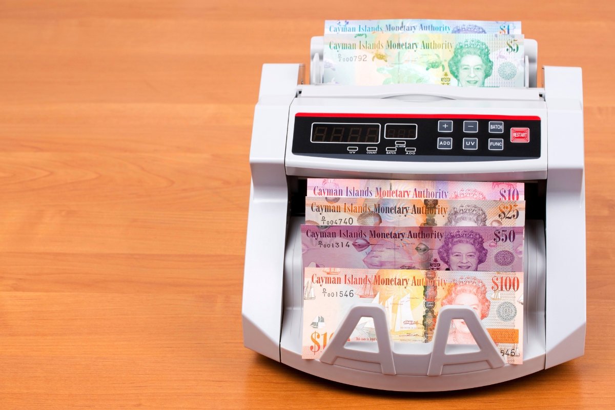 Kajmanski dolar u mašini za brojenje novca