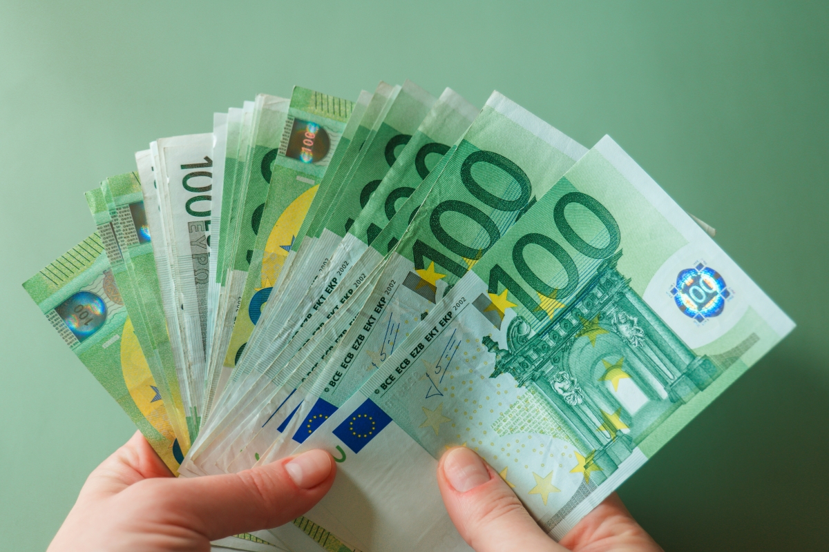mnogo novčanica od 100 evra u ruci