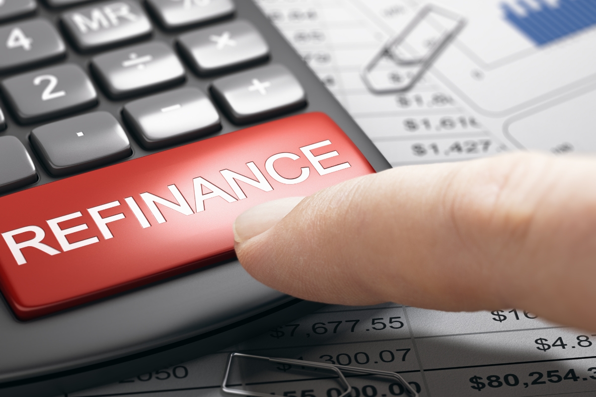 osoba klikće na kalkulatoru dugme na kom piše refinance